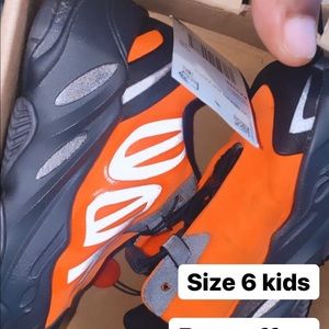 Size 6c Worn once , looks new & I bought them on stock x still has tag.